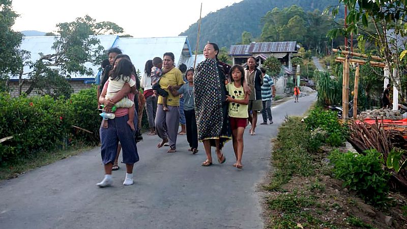 Más de 5.000 indonesios desplazados tras el terremoto de 7,7 en Flores: "Tengo miedo de volver, pero tengo que hacerlo"