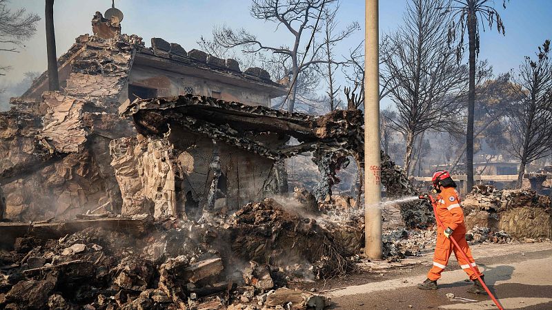 Un incendio forestal causa dos muertos en la isla griega de Salamina