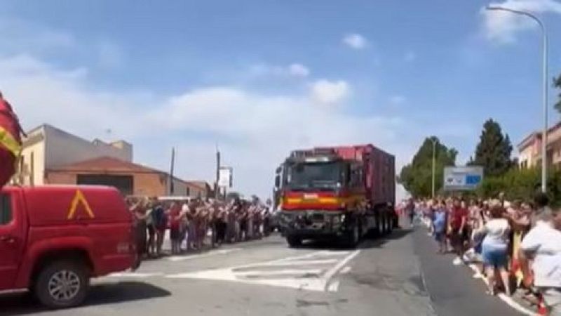 La UME abandona Niebla (Huelva) entre aplausos tras luchar contra el mayor incendio de la historia de Andalucía