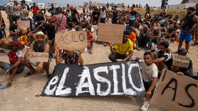 Cientos de migrantes reclaman asilo en Ceuta: "No queremos volver a Marruecos"