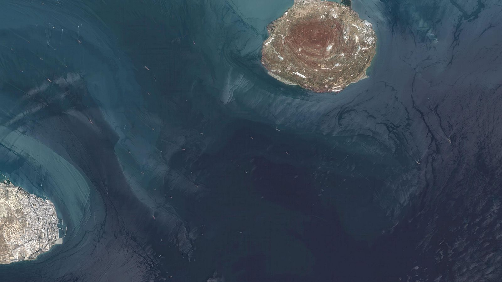 Un proyectil impacta contra un barco en Ormuz después del vencimiento del plazo para un acuerdo de paz
