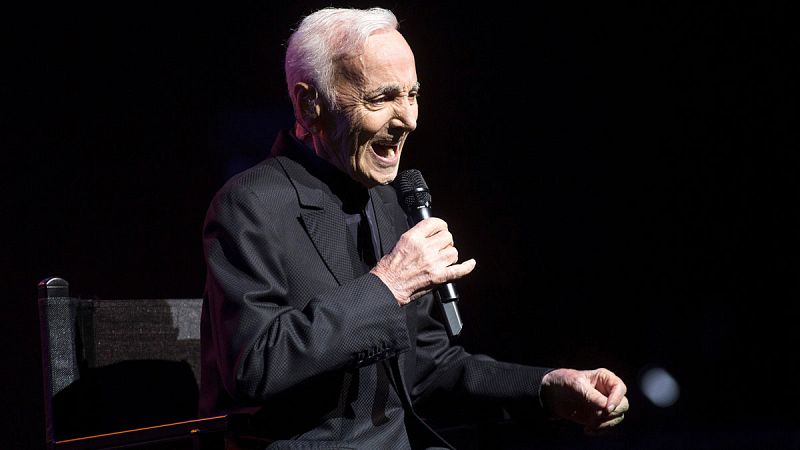 Aznavour mantiene viva su historia de amor con el público de Barcelona