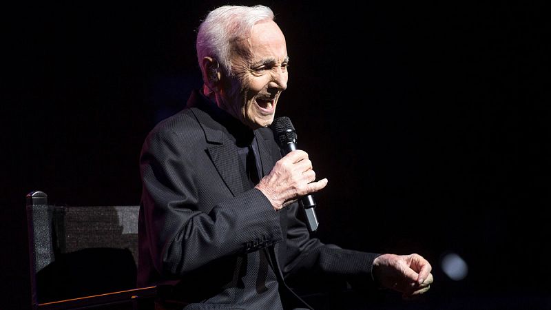 Aznavour mantiene viva su historia de amor con el público de Barcelona