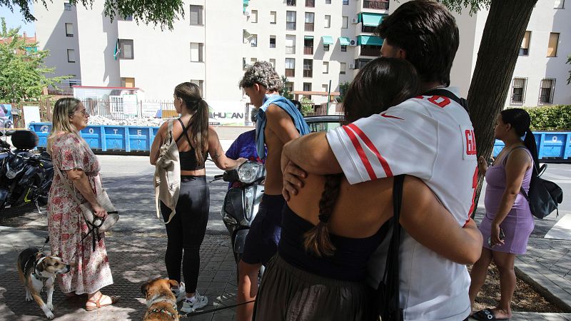 Abrazos en la calle tras el sismo