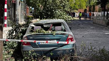 Un veh�culo da�ado por el terremoto de Granada, este martes