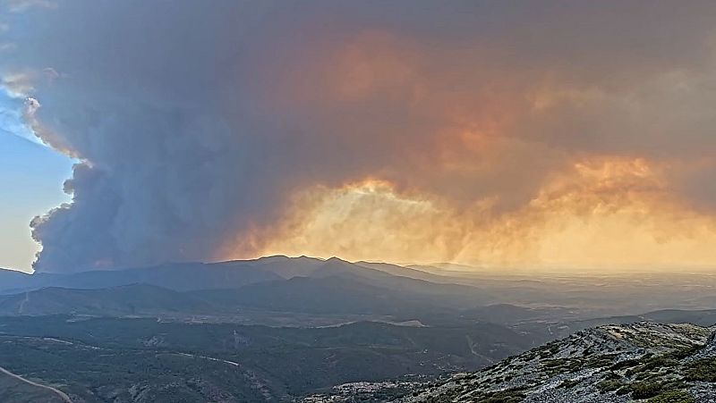 Un virulento incendio obliga a desalojar a más de 700 personas de 10 núcleos de población en Las Hurdes, Cáceres