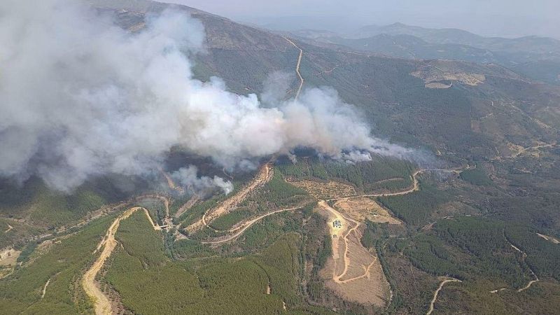 Dos batallones de la UME y 26 medios aéreos combaten en Las Hurdes, Cáceres, un incendio 'convectivo' aún sin control