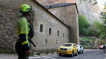 Bomberos trabajan en la extinci�n del incendio de Huesca  en la zona de los monasterios nuevo y viejo de San Juan de La Pe�a