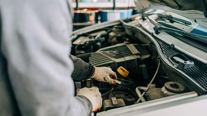 Mec�nic reparant un cotxe convencional