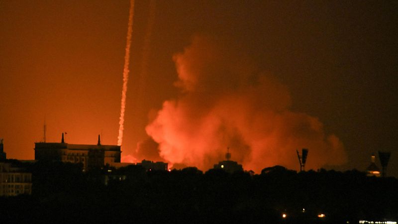 Al menos 16 muertos en Kiev y sus alrededores en un ataque ruso que deja sin electricidad varios puntos de la capital