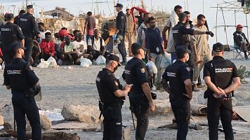 La Policía desaloja a los migrantes de la playa de El Trampolín y los traslada a dos espacios habilitados por el Gobierno