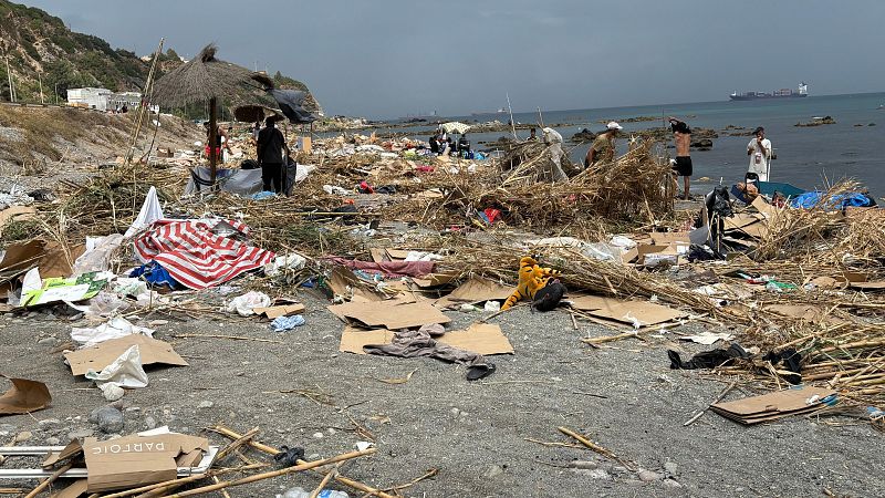 Cientos de migrantes vuelven a la playa del Trampolín en Ceuta tras ser desalojados
