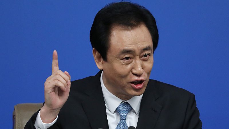 Xu Jiayin, presidente del Grupo Evergrande, habla durante una rueda de prensa en Pek�n
