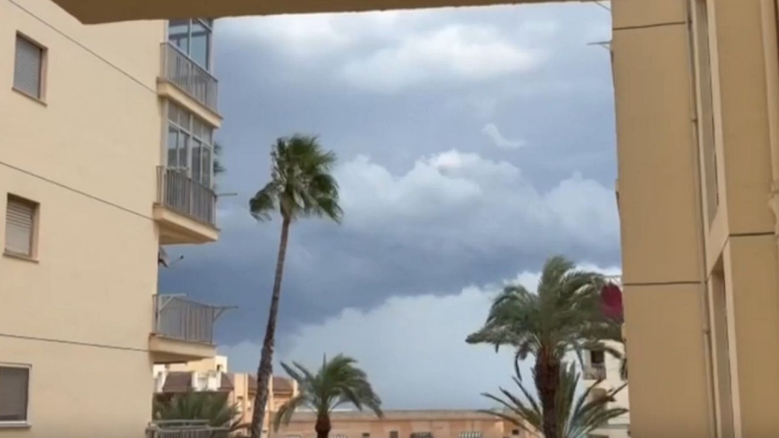 Las tormentas descargan en la Comunidad Valenciana con rachas de viento de 149 km/h y daños en varias localidades