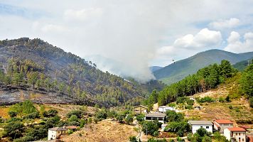 El fuego de Las Hurdes evoluciona de forma favorable con retorno de vecinos a sus casas y alquerías desconfinadas