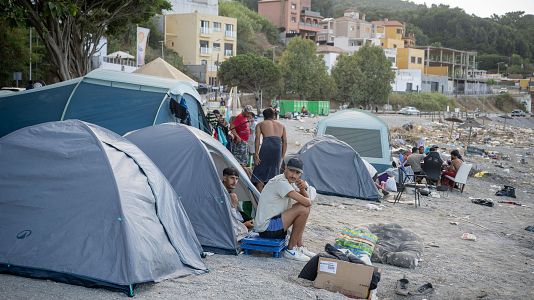 Tiendas de campa�a improvisadas en la playa del Trampol�n de Ceuta