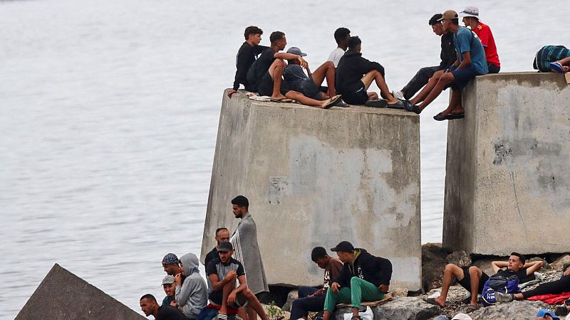 La Policía agrupa a cientos de migrantes que regresaron al Trampolín mientras se realiza la limpieza de la playa ceutí