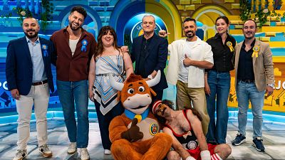 Alcaldes, padrinos y presentadores posan antes de la pimera semifinal del Grand Prix 2026