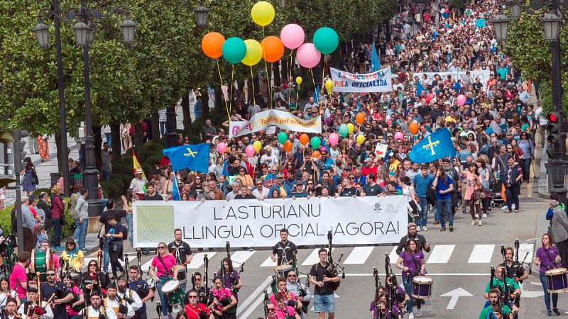 Miles de personas piden en el centro de Oviedo la oficialidad del bable en el Principado