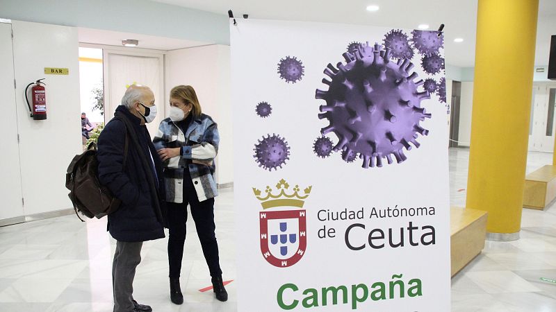 Sanidad convoca una reunión de urgencia para enviar vacunas a Ceuta ante la presión asistencial por la crisis migratoria
