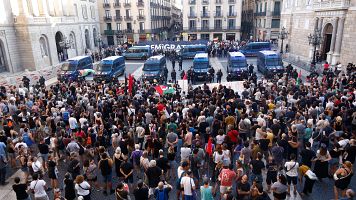 Unos 400 antifascistas contrarrestan la concentración del centenar de ultras de 'Save Europe Act' en Barcelona