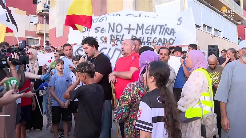 Los vecinos del barrio ceutí de Loma Colmenar protestan por la gestión de la crisis migratoria en la ciudad autónoma
