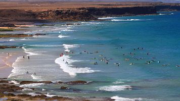 Las escuelas de surf revitalizan el rural asturiano