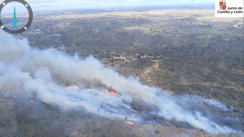 Estabilizado el incendio forestal de Villalcampo, Zamora, que obligó a confinar un pueblo