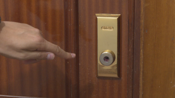Las marcas que dejan los ladrones en tu puerta antes de entrar a robar en verano