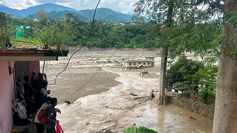 Una inundación repentina deja al menos 160 muertos y más de 900 desaparecidos en Nepal y el Tíbet