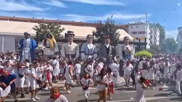 Una explosi�n de cohetes deja varios heridos durante el chupinazo de No�in, Navarra