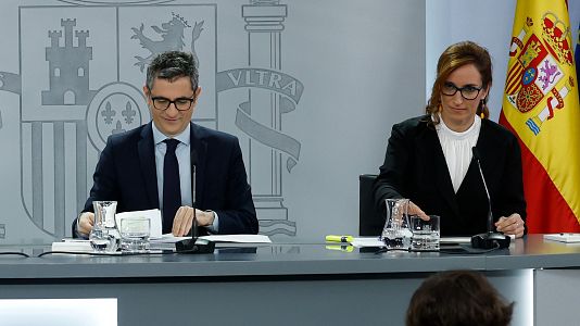 El ministro de la Presidencia, Justicia y Relaciones con las Cortes, F�lix Bola�os y la ministra de Sanidad, M�nica Garc�a, durante una rueda de prensa posterior a la reuni�n del Consejo de Ministros.
