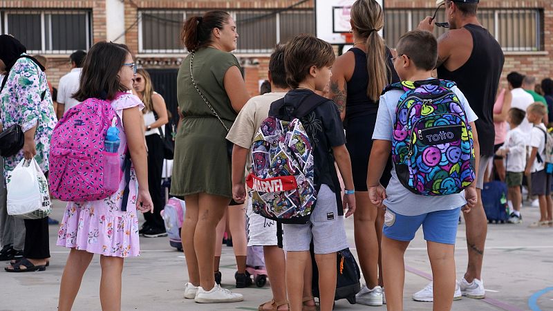 Calendario escolar 2026-2027 con buscador por comunidad autónoma y nivel educativo: vuelta al cole, festivos y puentes