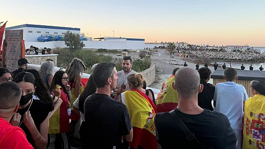 Grupos de manifestantes protestando ante los migrantes llegados a Ceuta