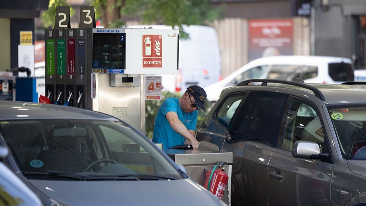 El di�sel baja 20 c�ntimos pero la gasolina solo 5 a partir del 1 septiembre: la cl�usula de salvaguarda es la clave