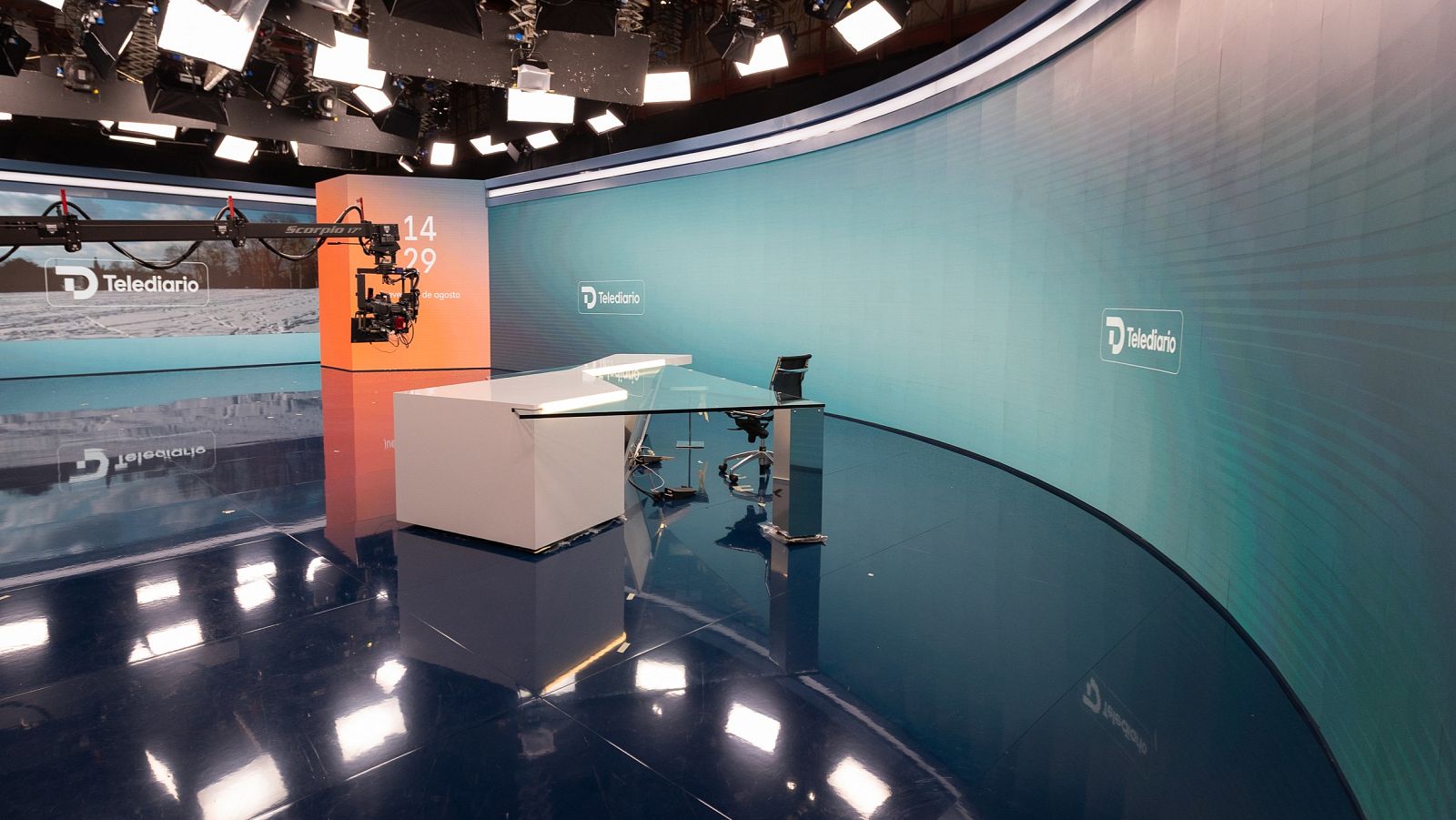 RTVE Informativos estrena plató del Telediario - Telediario 1 | Ver