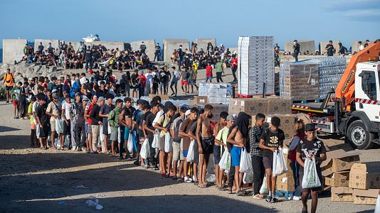 Migrantes hacen cola para recibir ayuda humanitaria, a 27 de agosto de 2026, en Ceuta