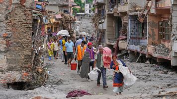 Residentes de Devighat, en el distrito de Nuwakot, transportan sus pertenencias rescatadas