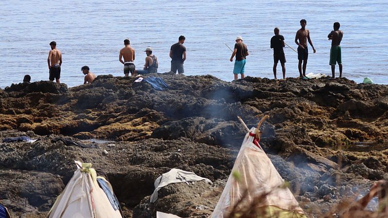 Decenas de vecinos de Ceuta protestan por la gestión de la crisis migratoria pese a la suspensión de la convocatoria