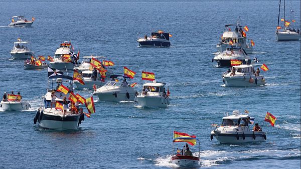 Una 'Armada de la Solidaridad' y una concentraci�n motera llenan la bah�a de Ceuta de banderas de Espa�a