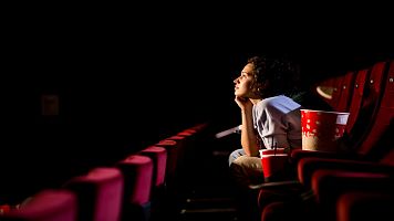Mujer viendo una pel�cula en el cine