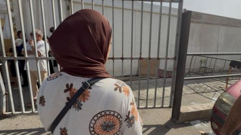 Migrante ante un campamento para mujeres en Ceuta