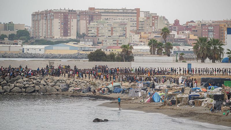 Muchos migrantes siguen esperando en Ceuta una de las 6.000 plazas que habilita el Gobierno