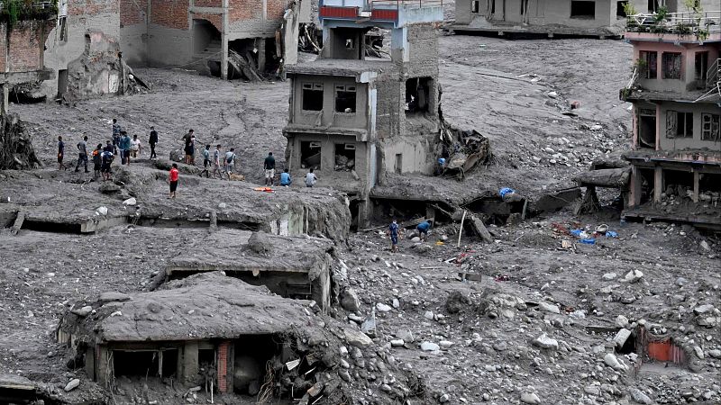Nepal y China elevan a mil los muertos por la riada masiva mientras buscan a más de 4.000 desaparecidos