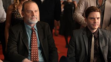 Lluis Homar y Daniel Br�hl en The Pelayos