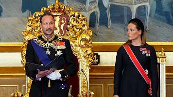 El rey Haakon VIII jura la Constituci�n ante el Parlamento de Noruega tras la muerte de Harald V