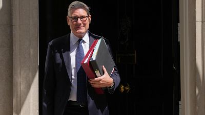 Starmer saliendo de Downing Street hacia el Parlamento