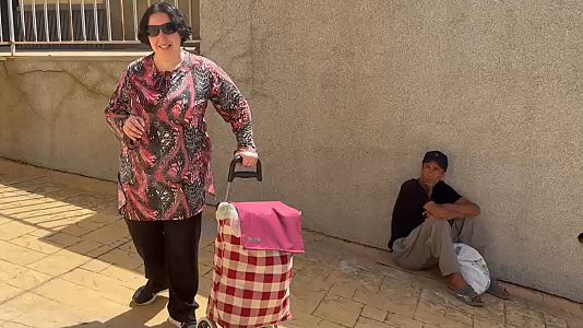 Una vecina de Loma Colmenar, barrio de Ceuta donde se ha ubicado un centro de acogida temporal de migrantes
