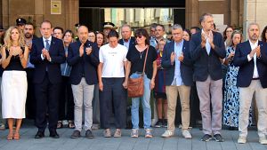 Representants del Govern i de l'Ajuntament de Manresa amb els familiars de la v�ctima durant el minut de silenci