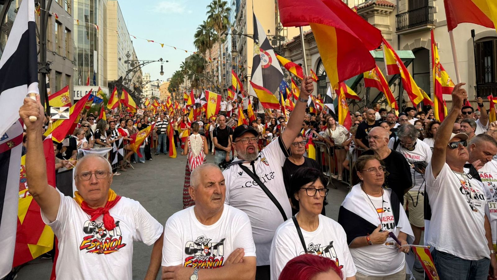 Asistentes a la manifestación con motivo del Día de Ceuta